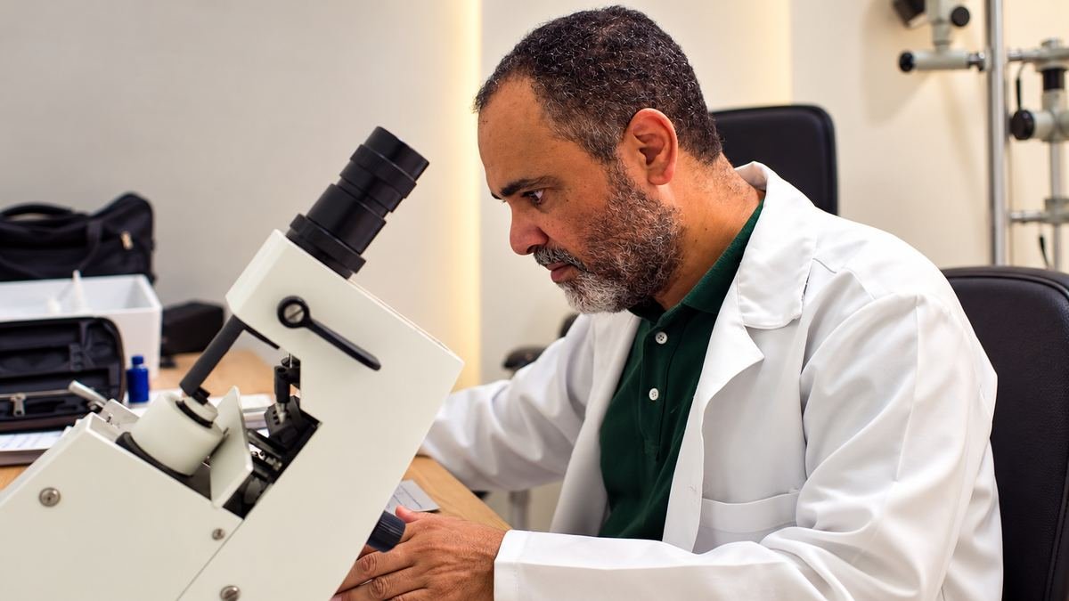 Médico do Refrativa Center no aparelho de exame